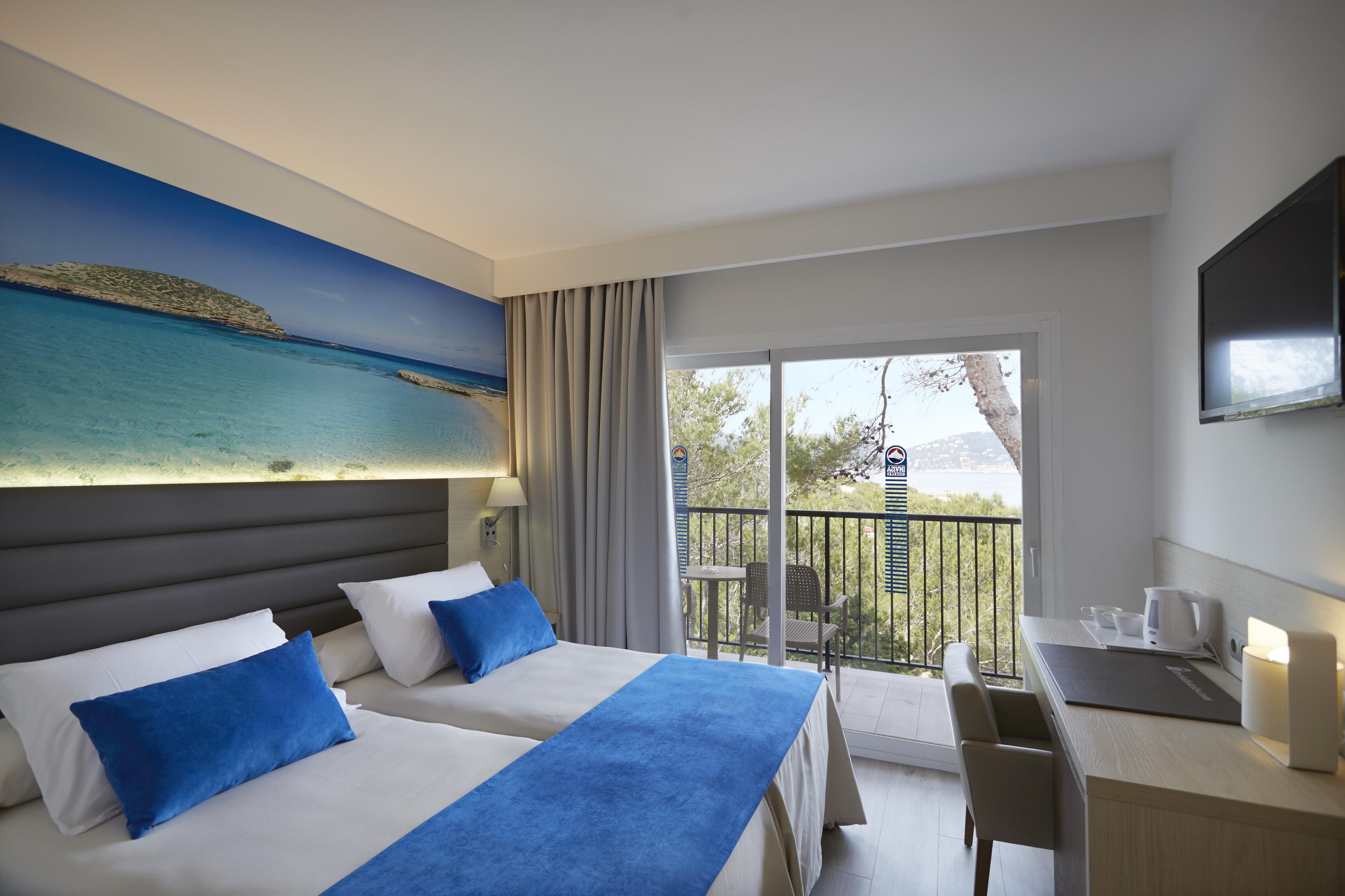 Invisa Hotel Club Cala Blanca Playa DPlaya Des Figueral Exterior foto