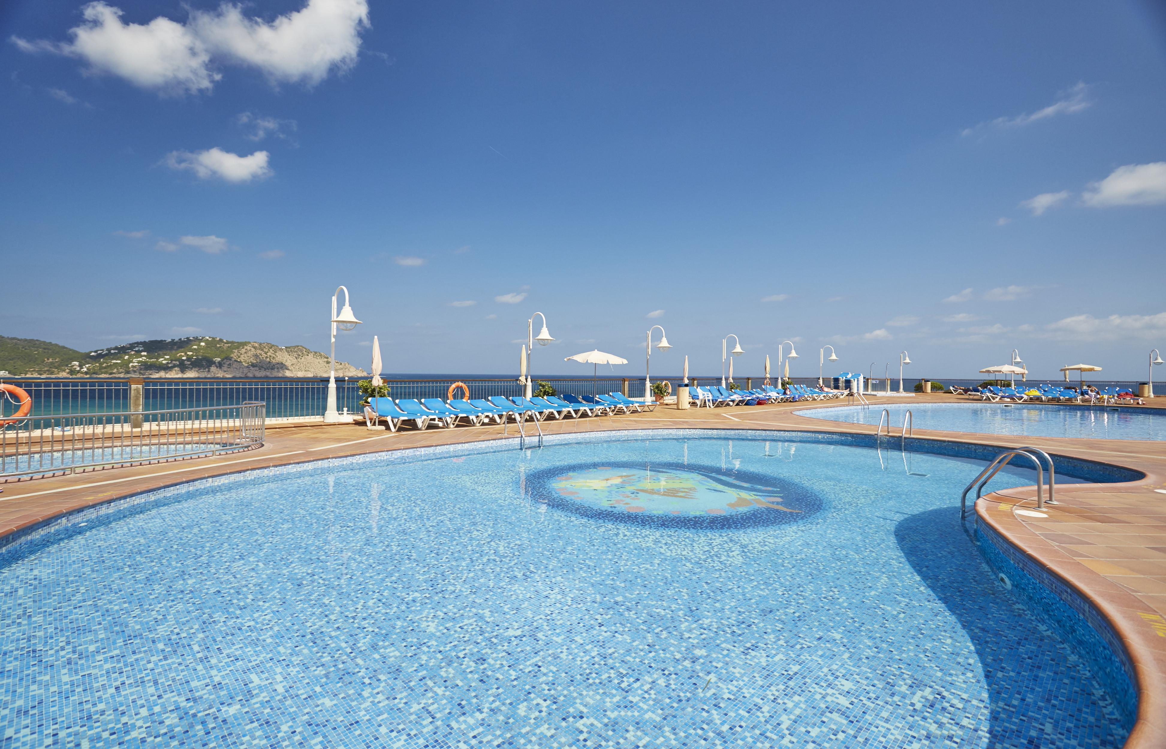 Invisa Hotel Club Cala Blanca Playa DPlaya Des Figueral Exterior foto