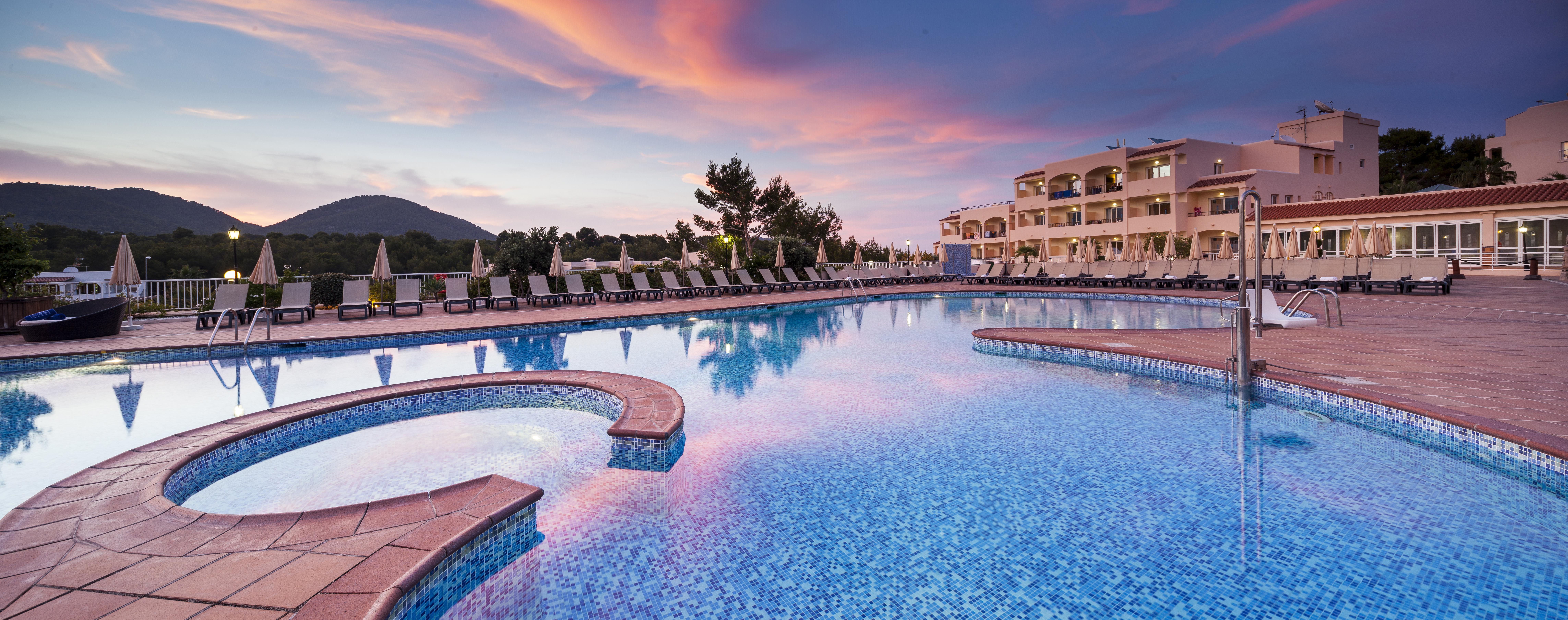 Invisa Hotel Club Cala Blanca Playa DPlaya Des Figueral Exterior foto