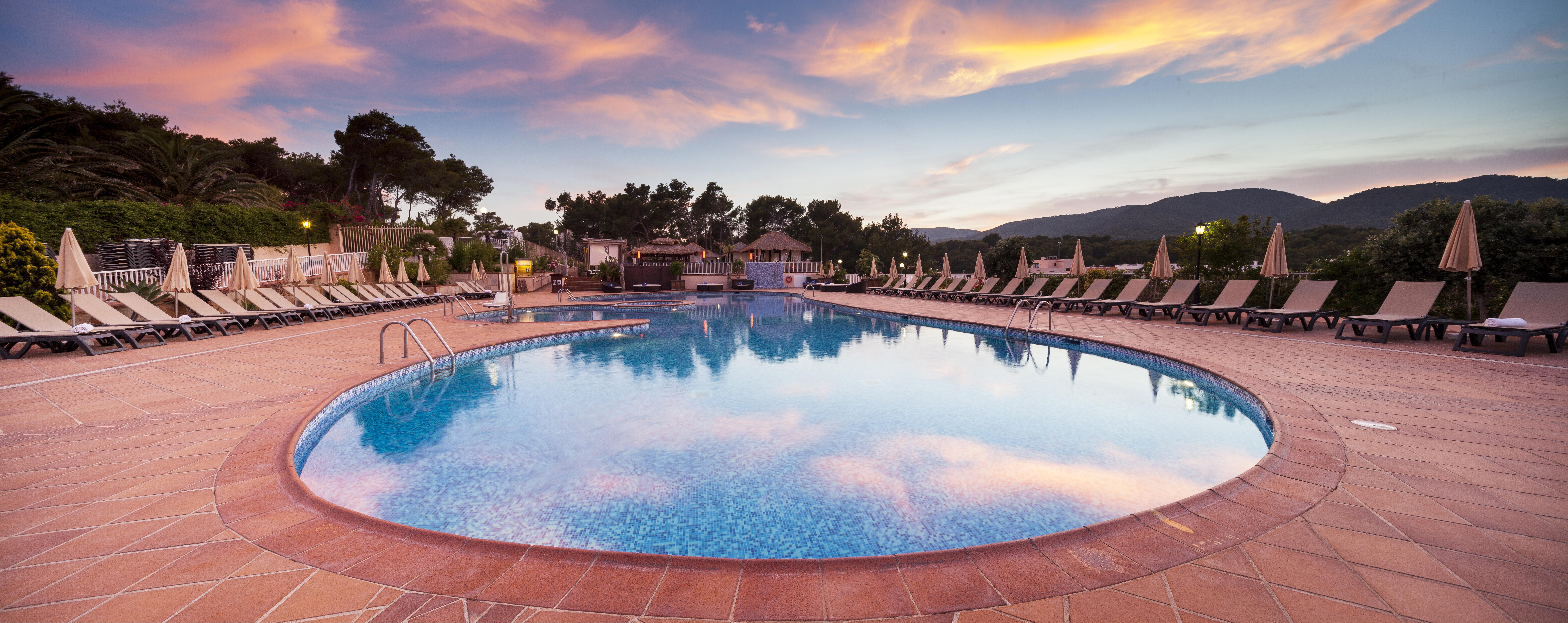 Invisa Hotel Club Cala Blanca Playa DPlaya Des Figueral Exterior foto