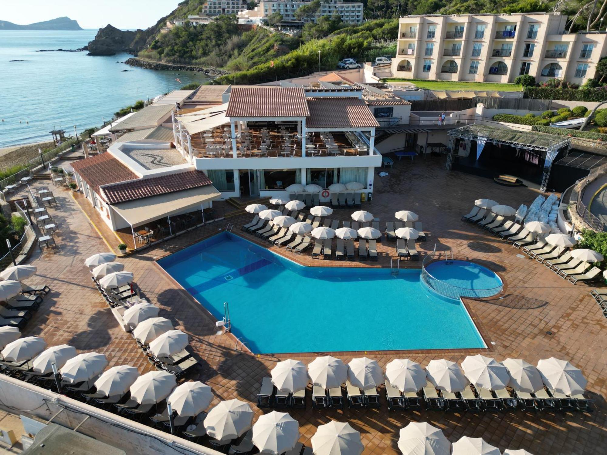 Invisa Hotel Club Cala Blanca Playa DPlaya Des Figueral Exterior foto